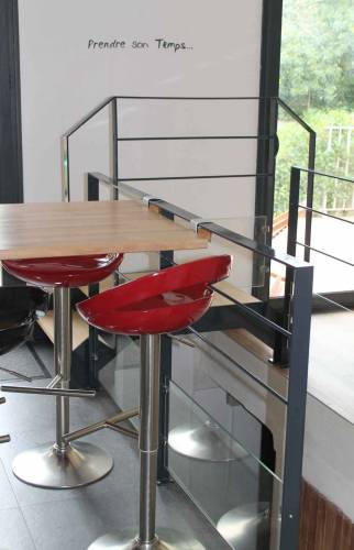 Rénovation d'une cuisine avec frangement entre le salon et la cuisine et accès par une passerelle, à Nantes (44)