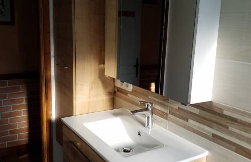 Pose d'un meuble vasque effet bois