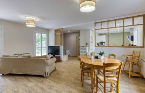 Vue d'ensemble du salon / salle à manger