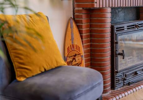 Décoration intérieure de maison avec habillage de cheminée en briques - La Crau 83260