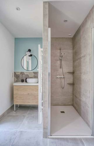 Salle de bains avec douche extra-plate