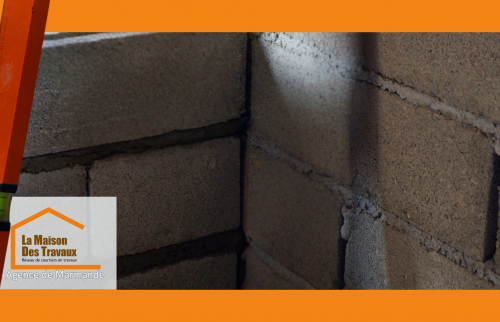 Pose de cloisons en parpaing pour l’isolation d’un garde-manger près de Marmande. Projet géré par La Maison Des Travaux.