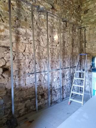 Travaux de rénovation intérieure avec pose des rails à placo sur murs en pierre - Poncin 01