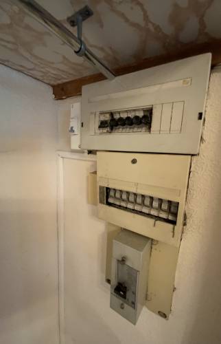 Ancien panneau électrique dans un appartement à Alès