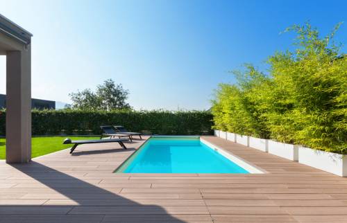Vue frontale terrasse et plages de piscine restauréess en Ipé sur Roquevaire (13360)