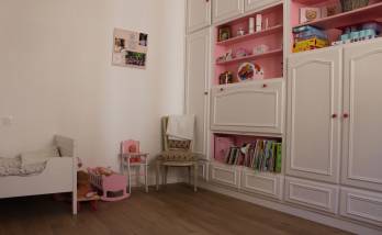 Installation de cimaises dans une chambre pour enfant