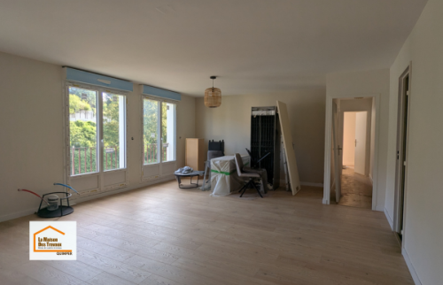 Avant, pendant et après d’une rénovation de maison dans le Finistère Sud. Ouverture des espaces, démolition des cloisons et création d’une grande pièce de vie lumineuse réalisée avec La Maison Des Travaux Quimper.
