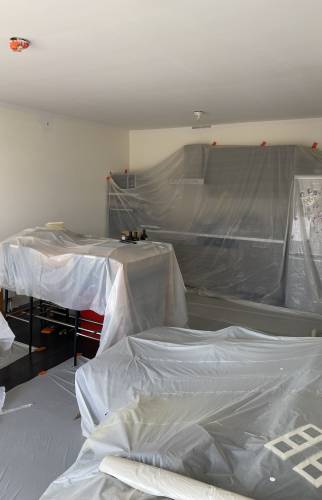 Mise en place des protections de meubles pendant les mises en peintures 