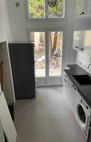 Pose d'une cuisine équipée dans l'extension de maison