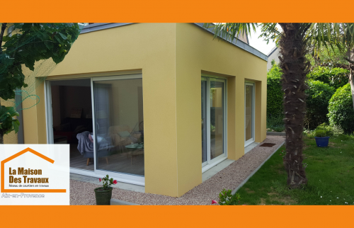 Une extension sur-mesure à toit plat, pensée pour se fondre dans le style architectural existant.