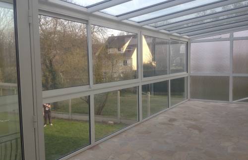 Véranda vue de l'intérieur après pose vitrages et carrelage sol - Pontoise - 95300 - 