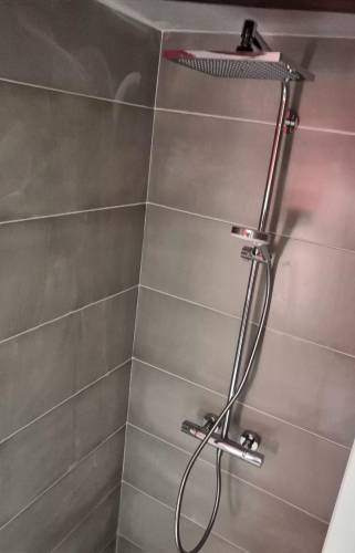 Alimentation en eau chaude des salles de bain à moindre coût