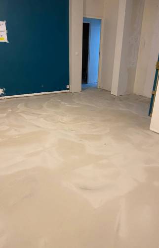 Pose d'une chape en béton pour rénover les sols d'un appartement à Bouc-Bel-Air (13)