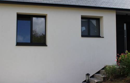 zoom sur fenêtres PVC en façade de pavillon à Châteaulin (29150)