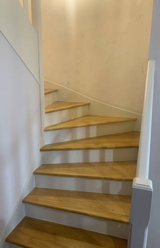 Escalier rénové avec finition professionnelle par La Maison Des Travaux Bruz