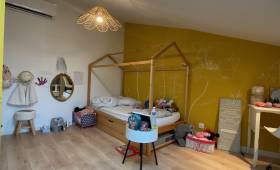 Chambre sous combles et fenêtres de toit
