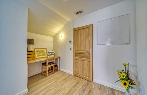 entrée des combles, avec coin bureau