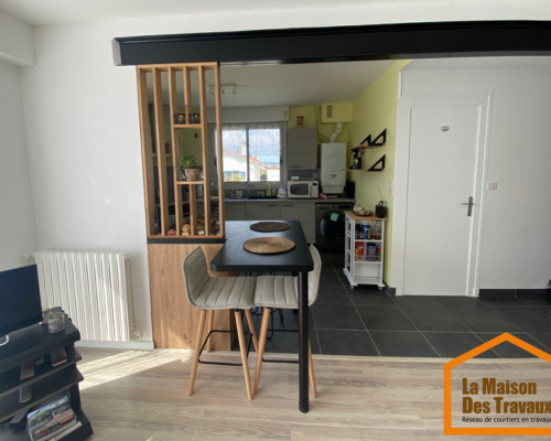 Vue du salon ilot central avec claustra APRES