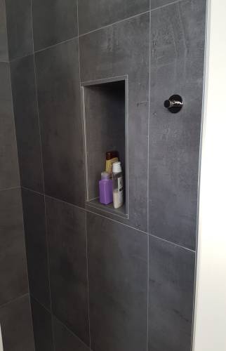 Après travaux : niche murale intérieure douche