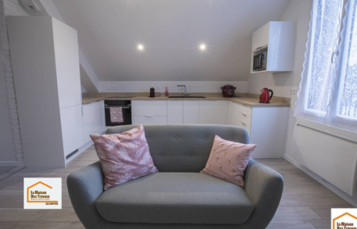Cuisine contemporaine sur mesure à Quimper avec meubles blancs, éclairage encastré et implantation en L. Une rénovation intérieure pensée pour allier esthétique et praticité.