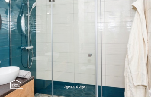 Douche italienne et vasque dans une salle de bain rénovée à Agen, alliant confort, élégance et fonctionnalité.