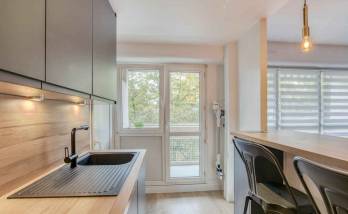 Cuisine rénovée vue de la fenêtre