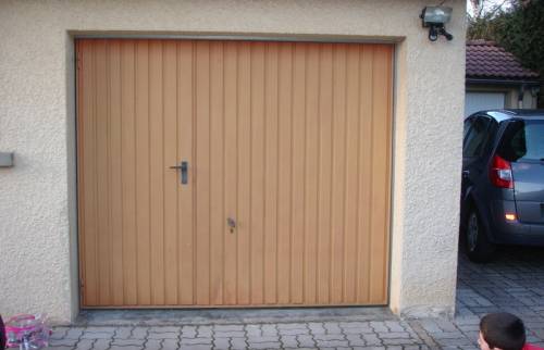 Ancienne porte de garage bois ouverture manuelle avant remplacement par porte motorisée - Cast (29150)