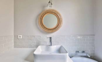 Une baignoire à pied dans cette salle de bain de Paris (75)