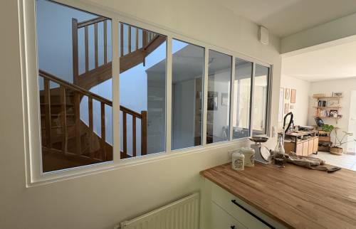 Vue cuisine après rénovation avec verrière d’atelier par La Maison Des Travaux Bruz