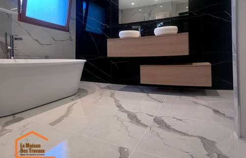 Salle de bain avec sol en marbre