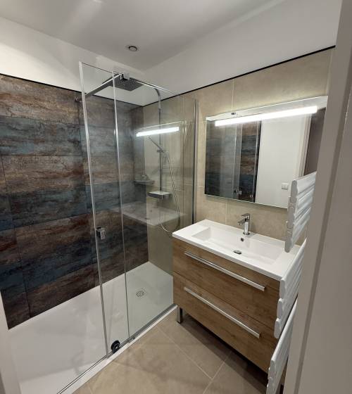 Salle de bain rénovée : une pièce moderne, fonctionnelle et lumineuse.
