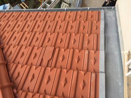 Rénovation et isolation d'une toiture de maison à Lyon - Tuile losangée