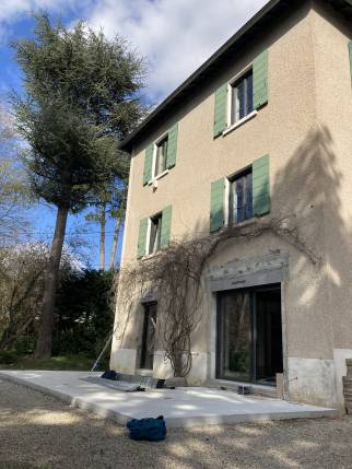 Ecully (69130) : création d'une grande terrasse extérieure en Travertin