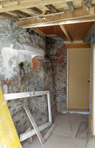 Entrée: refection de la charpente et de la couverture, préparation des murs en pierres