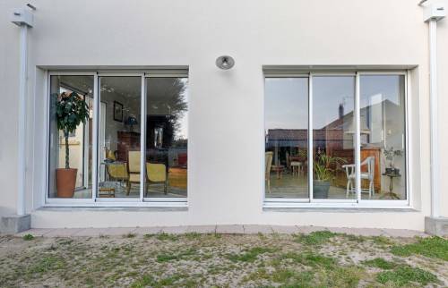 Vue côté sud des 2 baies principales 3 panneaux coulissantes - Carquefou - 44470 - 