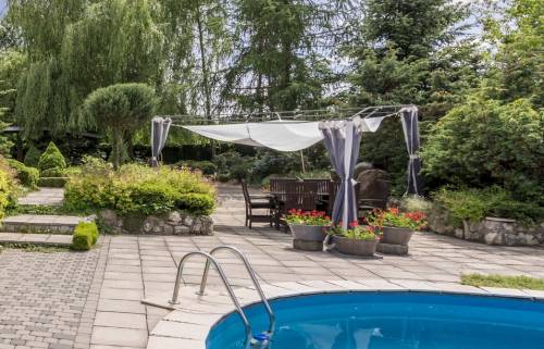 Terrasse en bordure de piscine