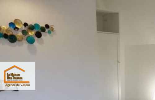 Détails de la décoration murale après rénovation, mettant en valeur la luminosité et la finition des travaux.