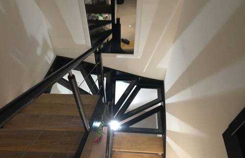 Escalier sur mesure à Outreau : marches transparentes