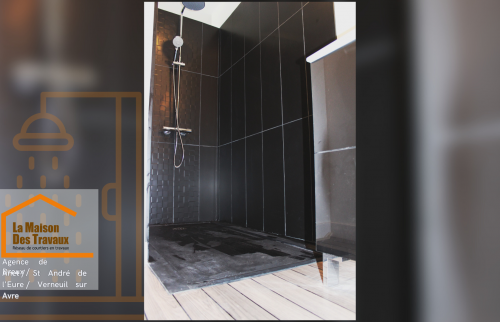 Le projet a transformé la salle de bain en un véritable cocon de modernité. Le carrelage noir mat, mis en valeur par une douche à l’italienne spacieuse 🚿, incarne l’élégance et la sobriété. 