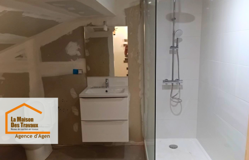 Zoom sur l’étape des finitions : l’avant-dernière ligne droite vers une salle de bain entièrement repensée, entre plomberie, cloisonnage et agencement sur-mesure.