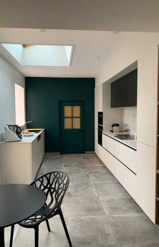 Rénovation à Couëron : moderniser l’existant avec un nouveau sol, une verrière et un mur peint en bleu