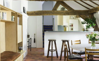 Pièce de vie lumineuse avec tomettes anciennes rénovées