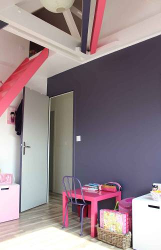 Peinture violette chambre d'enfant