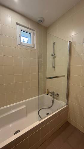 une belle baignoire avec pare-douche