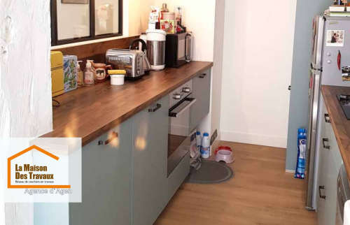 Aménagement intérieur à Agen : Cuisine équipée rénovée avec rangements sur mesure, plan de travail chaleureux et électroménager intégré. Une réalisation à Agen.