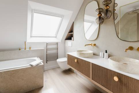 Rénovation salle de bain Bruz terminée avec carrelage effet pierre et mobilier en bois 
