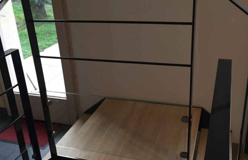 Rénovation d'une cuisine avec frangement entre le salon et la cuisine et accès par une passerelle, à Nantes (44)