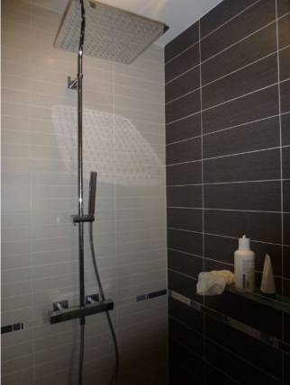 Pose ciel de pluie dans une douche à betton