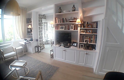 Vue d'ensemble de ce meuble sur mesure encadrant l'ouverture menant à l'entrée