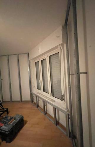 Pose des rails avant isolation et BA13 du salon en façade rue 